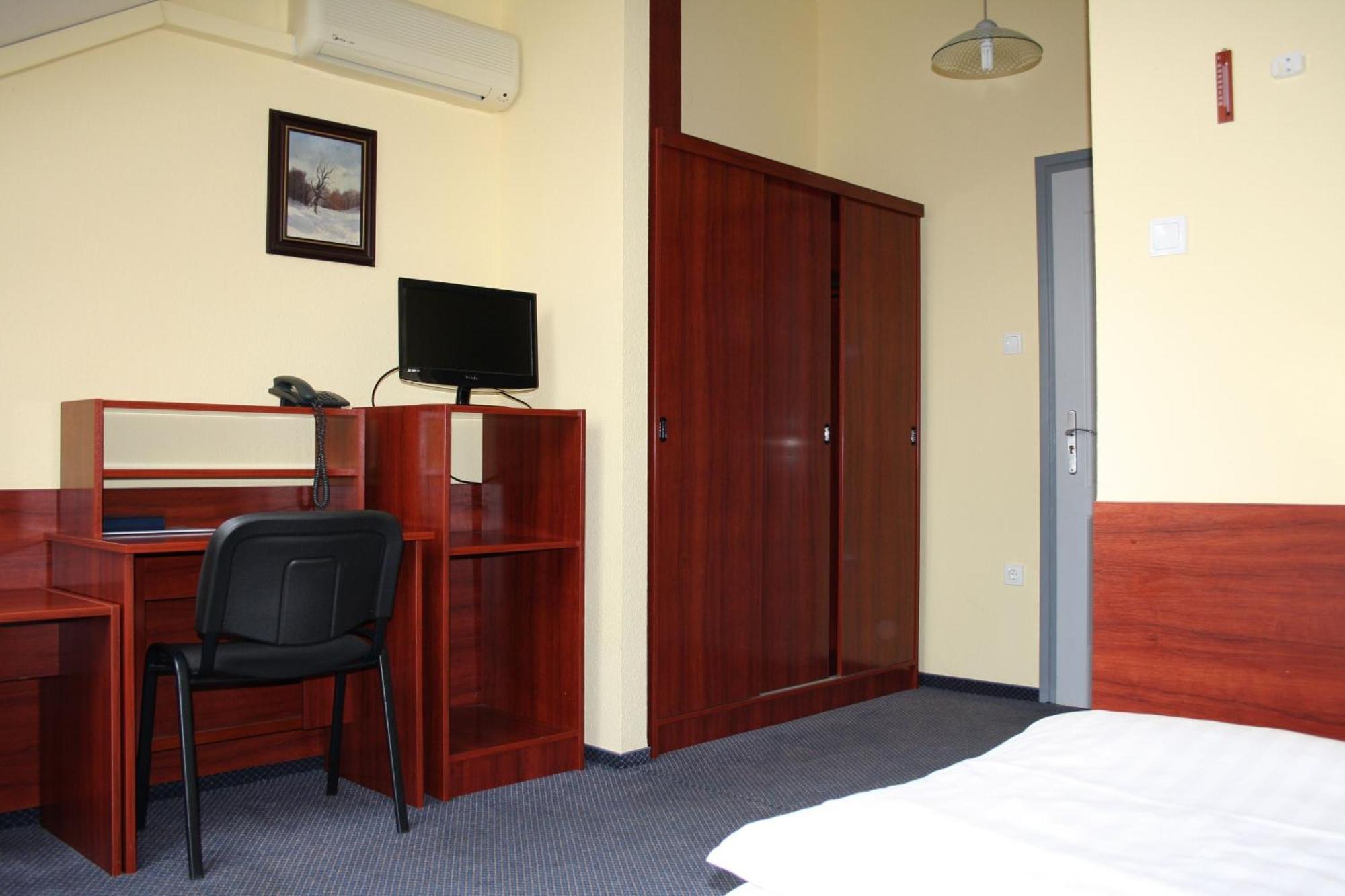 Hotel Thelena Tolna المظهر الخارجي الصورة